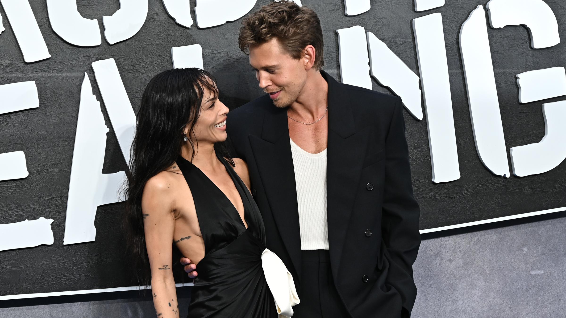 Zoë Kravitz und Austin Butler präsentieren sich im Partnerlook bei der Londoner "Caught Stealing"-Premiere und heizen die Liebesgerüchte weiter an. Beide sind seit 2024 Single. (20.08.2025) 