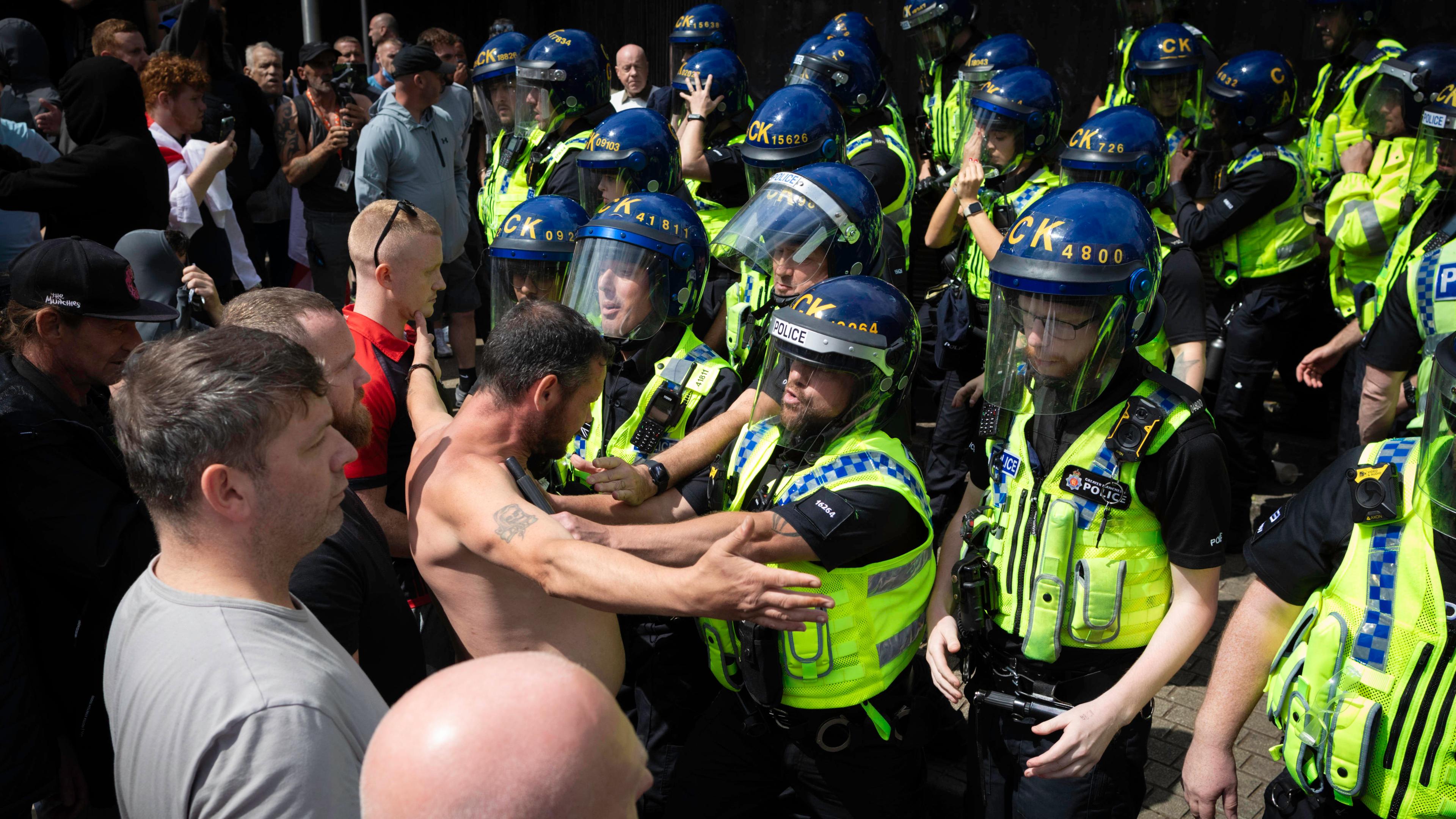 Archiv, 03.08.2024: Ein Einwanderungsgegner stellt sich der Bereitschaftspolizei, nachdem es in den Piccadilly Gardens während einer Kundgebung gegen Rassismus zu Handgreiflichkeiten gekommen war.