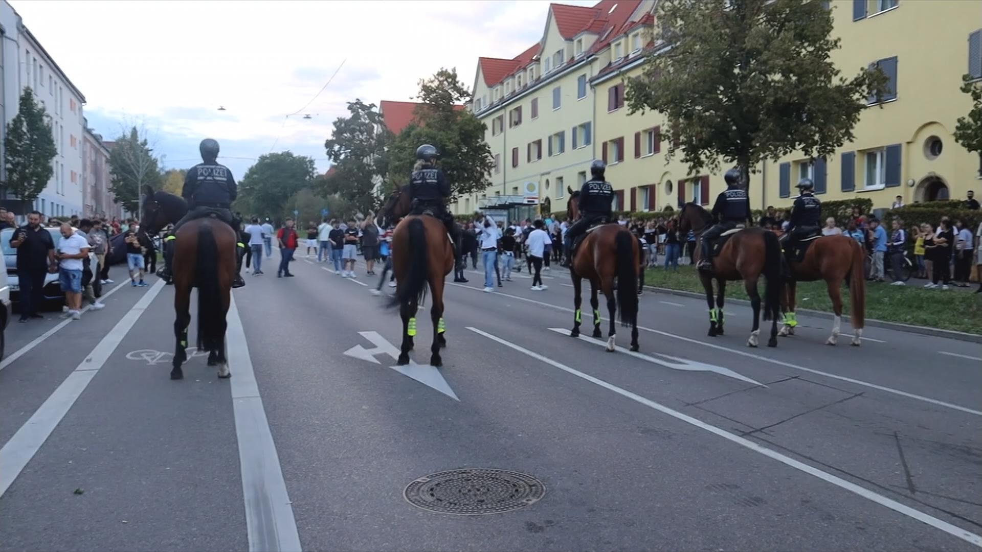 Auf dem Bild sind Polizisten auf Pferden zu sehen diese beim Eritrea Tag in Stuttgart ihren Einsatz haben.