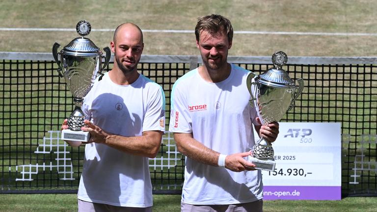Kevin Krawietz und Tim Puetz jubeln mit den Pokalen am 22.06.25.
