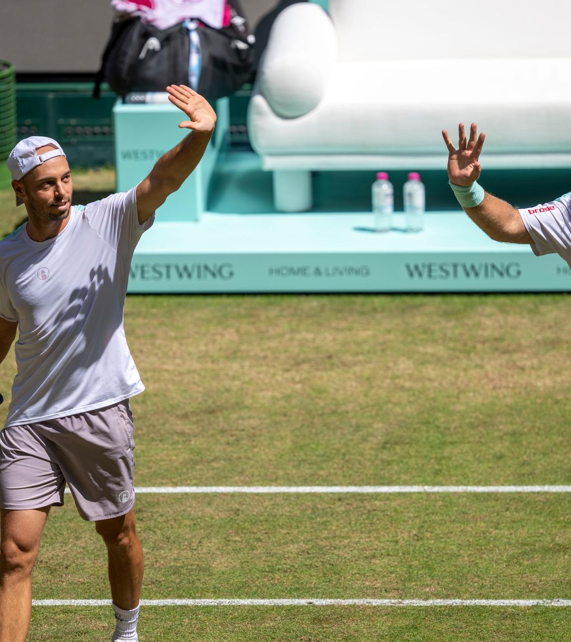 ATP-Tour in Halle/Westfalen, Doppel-Halbfinale: Tim Pütz (links) und Kevin Krawietz jubeln nach ihrem Sieg.