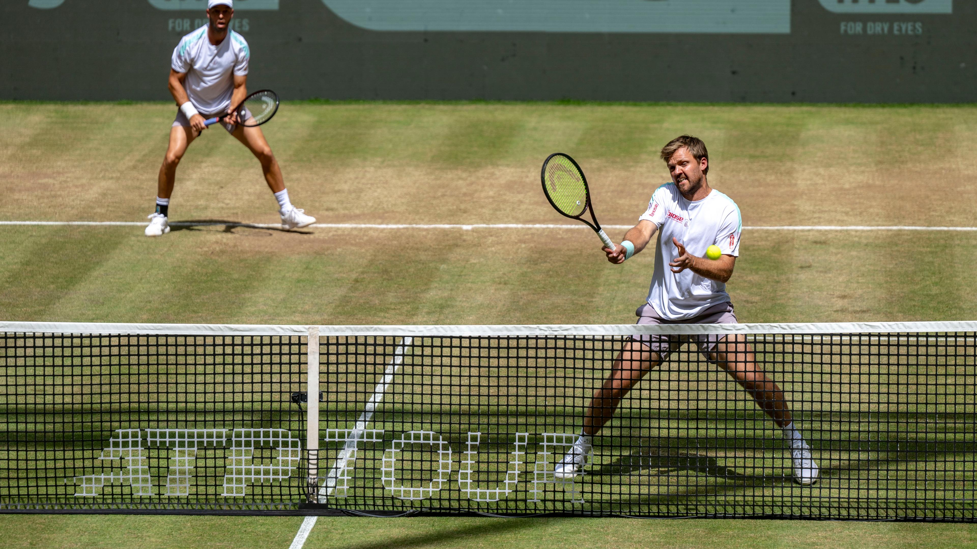 ATP-Tour in Halle/Westfalen, Doppel-Finale: Tim Pütz (links) und Kevin Krawietz in Aktion.