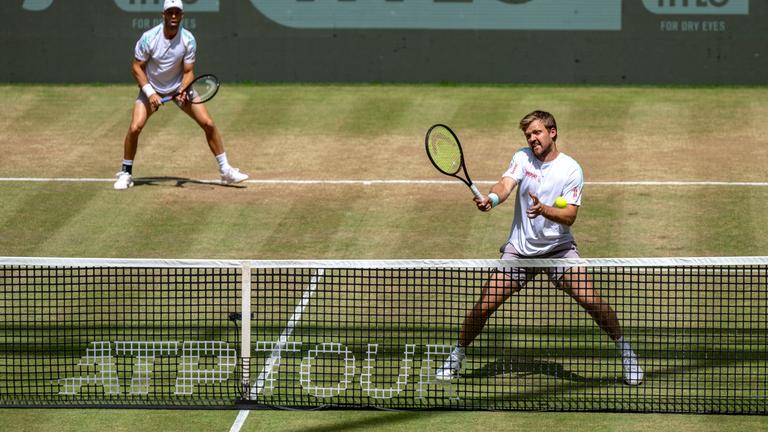 ATP-Tour in Halle/Westfalen, Doppel-Finale: Tim Pütz (links) und Kevin Krawietz in Aktion.