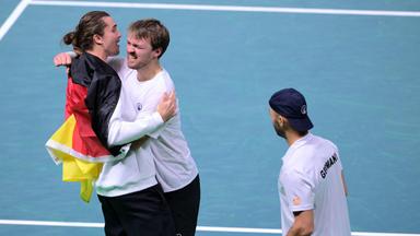Die deutschen Doppelspieler Kevin Krawietz (C) und Tim Puetz (R) feiern gemeinsam mit ihrem Teamkollegen Alexander Zverev
