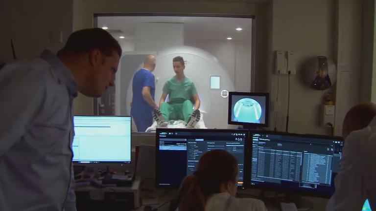 Der 18-jährige Mailo erhält im Kindertumorzentrum in Heidelberg eine Immuntherapie.