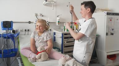 Kind im Krankenhaus mit Ärztin