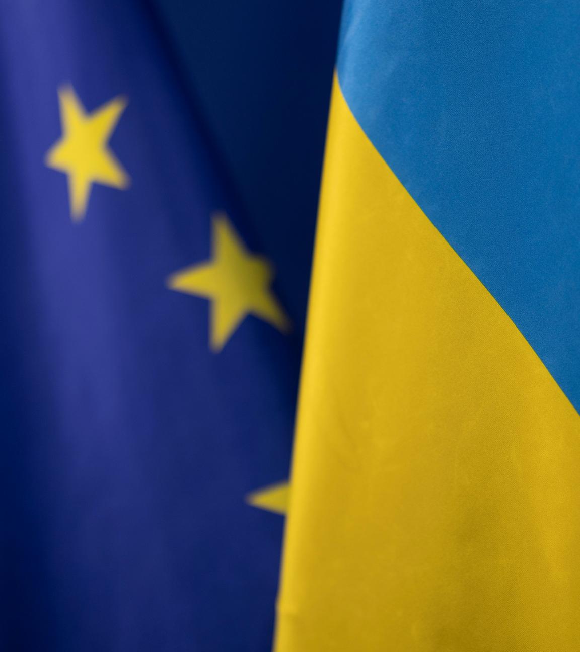 Die Fahne der Ukraine steht vor der Flagge der Europäischen Union.