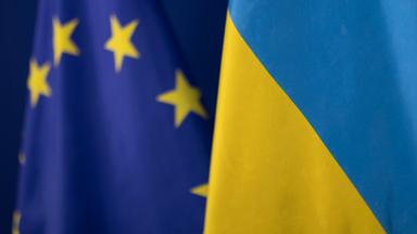 Die Fahne der Ukraine steht vor der Flagge der Europäischen Union.