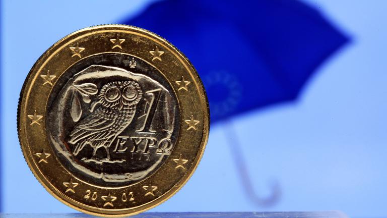 Griechische Euromünze vor Schirm; Archiv:  25.10.2011  