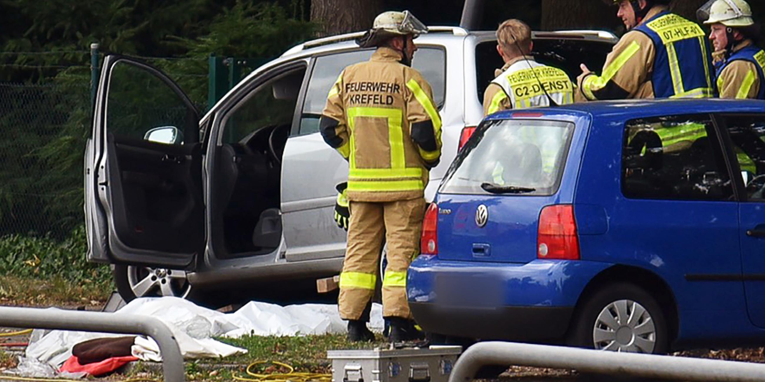  Kräfte der Feuerwehr sind am Friedhof Gellep-Stratum an der Unfallstelle im Einsatz. Auf dem Parkplatz des Friedhofs ist ein Auto in eine Menschenmenge gefahren.