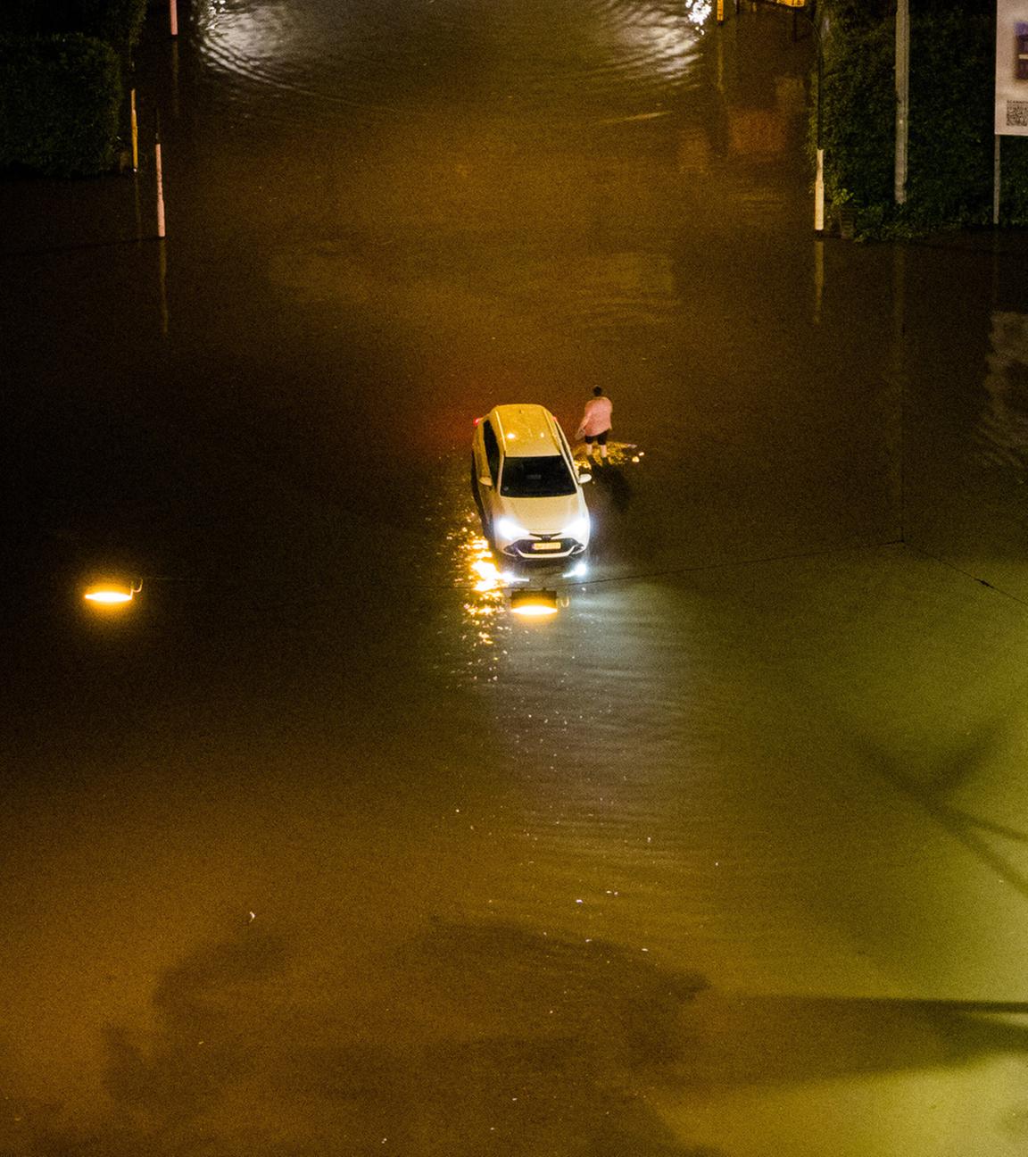 Ein Auto steckt im Hochwasser bei einer überfluteten Unterführung fest. Aufgenommen in der Nacht des 01.06.2025.