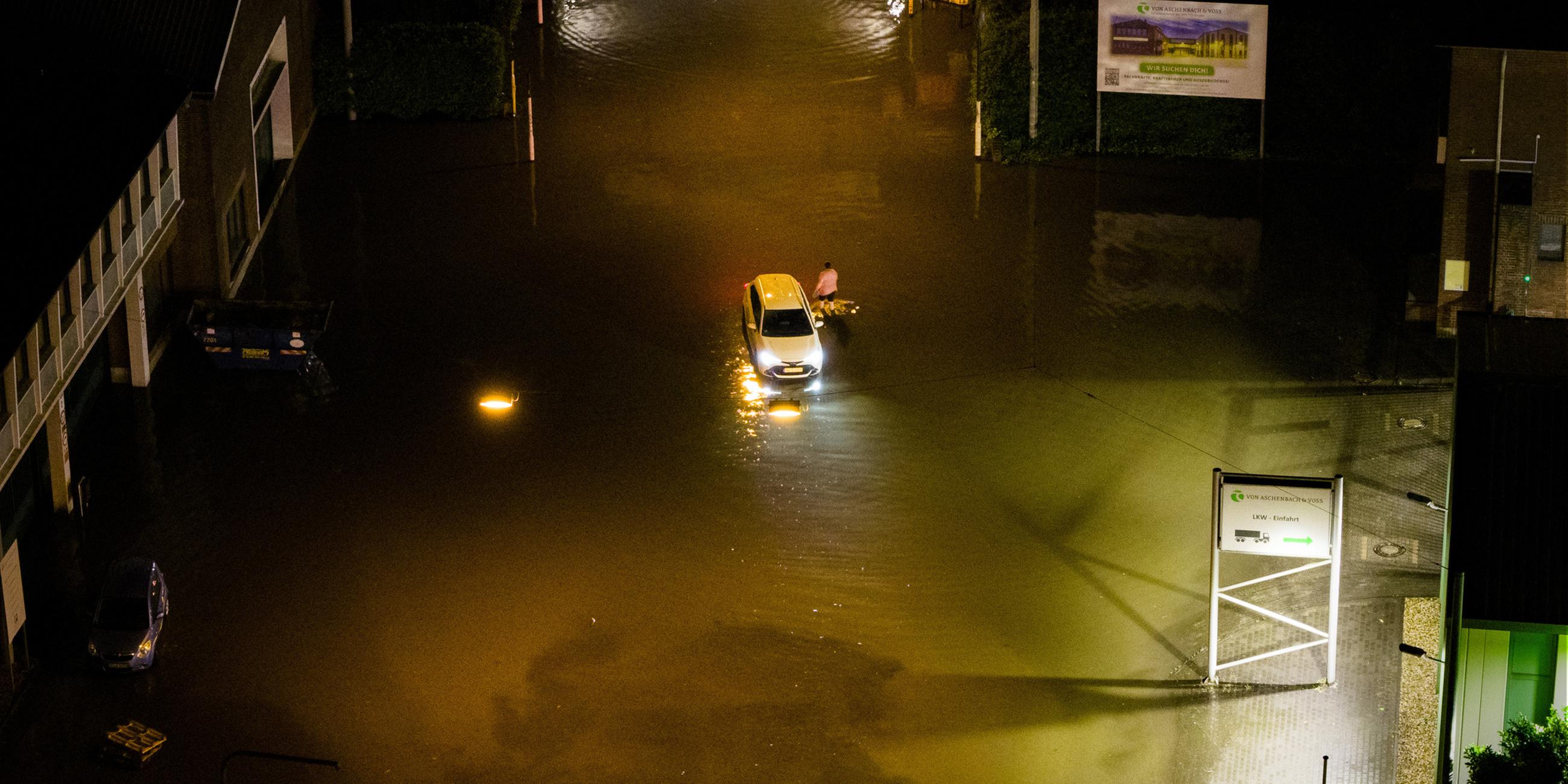 Ein Auto steckt im Hochwasser bei einer überfluteten Unterführung fest. Aufgenommen in der Nacht des 01.06.2025.
