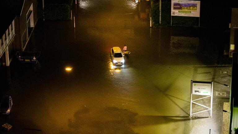 Ein Auto steckt im Hochwasser bei einer überfluteten Unterführung fest. Aufgenommen in der Nacht des 01.06.2025.