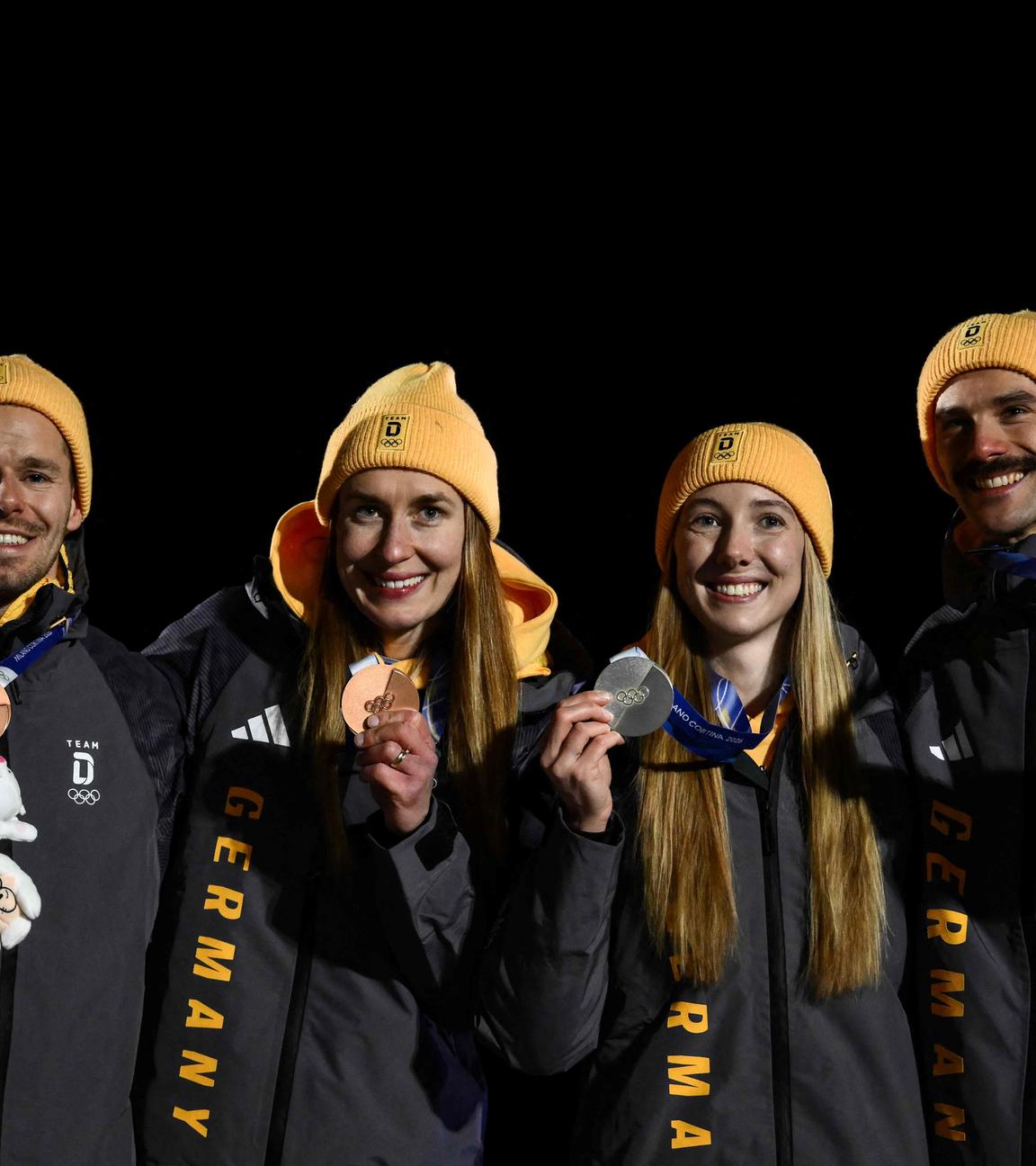 Die deutschen Skeletonsportlerinnen Susanne Kreher und Jacqueline Pfeifer und Skeletonsportler Axel Jungk und Christopher Grotheer präsentieren ihre Medaillen