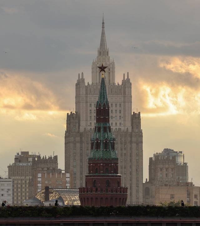 28.08.2025. Russland. Moskau. Blick auf den Spasskaja-Turm des Moskauer Kremls und das Gebäude des Außenministeriums der Russischen Föderation.