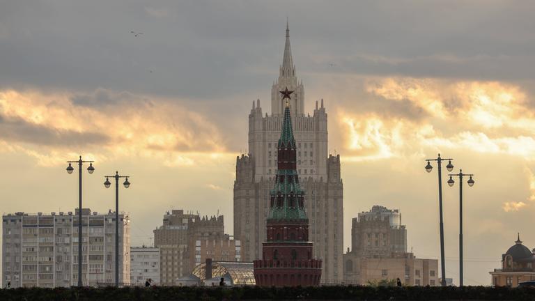 28.08.2025. Russland. Moskau. Blick auf den Spasskaja-Turm des Moskauer Kremls und das Gebäude des Außenministeriums der Russischen Föderation.