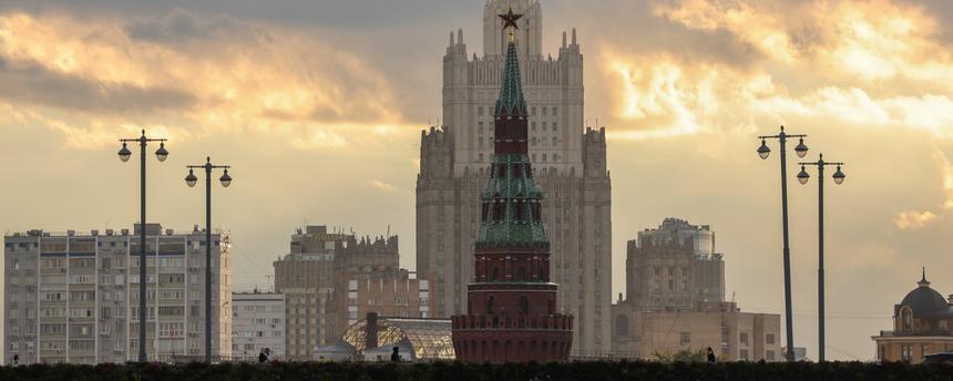 28.08.2025. Russland. Moskau. Blick auf den Spasskaja-Turm des Moskauer Kremls und das Gebäude des Außenministeriums der Russischen Föderation.