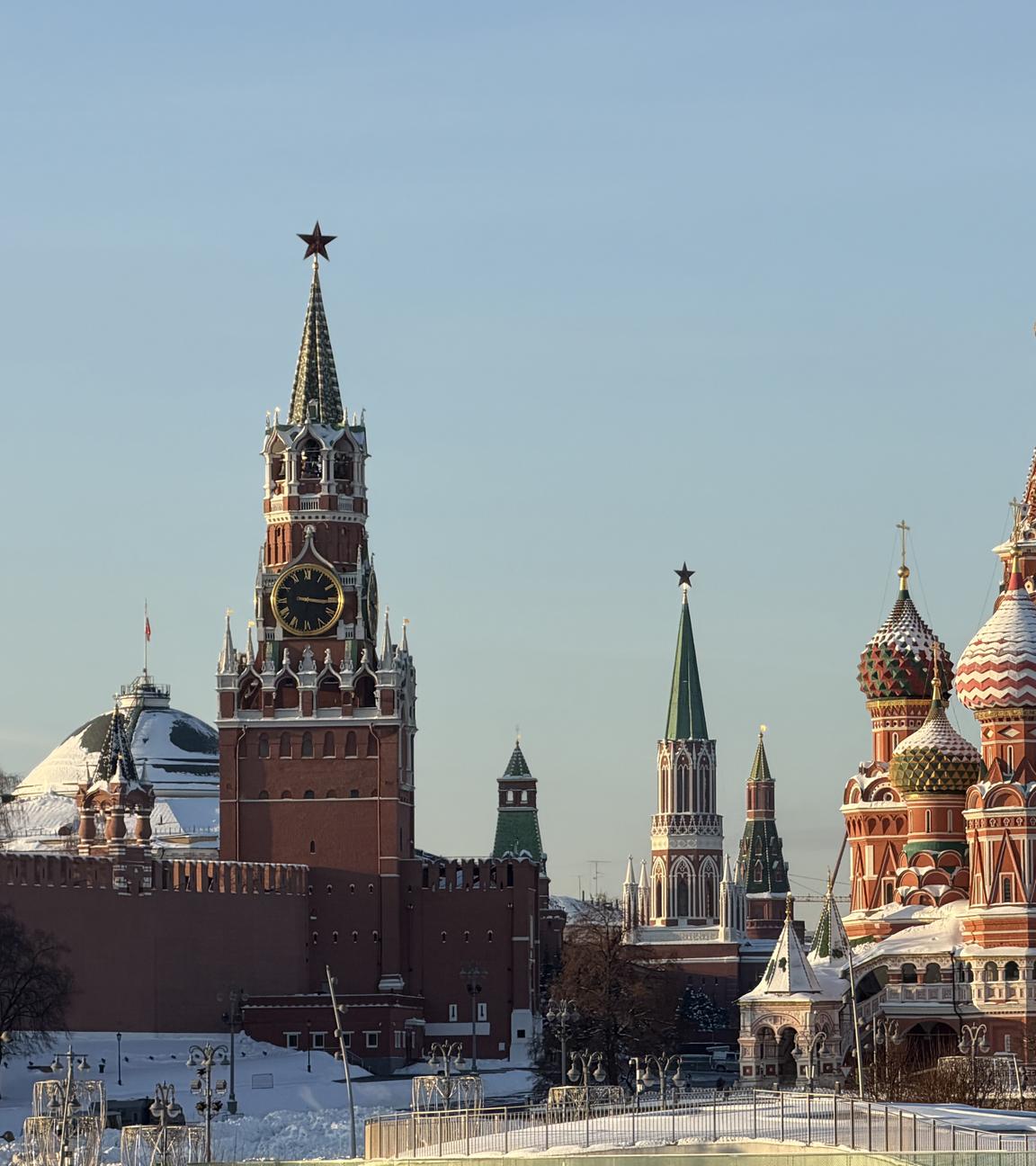 Der Kreml (l) und die Basilius-Kathedrale (r) erstrahlen in der Nachmittagssonne am Roten Platz.