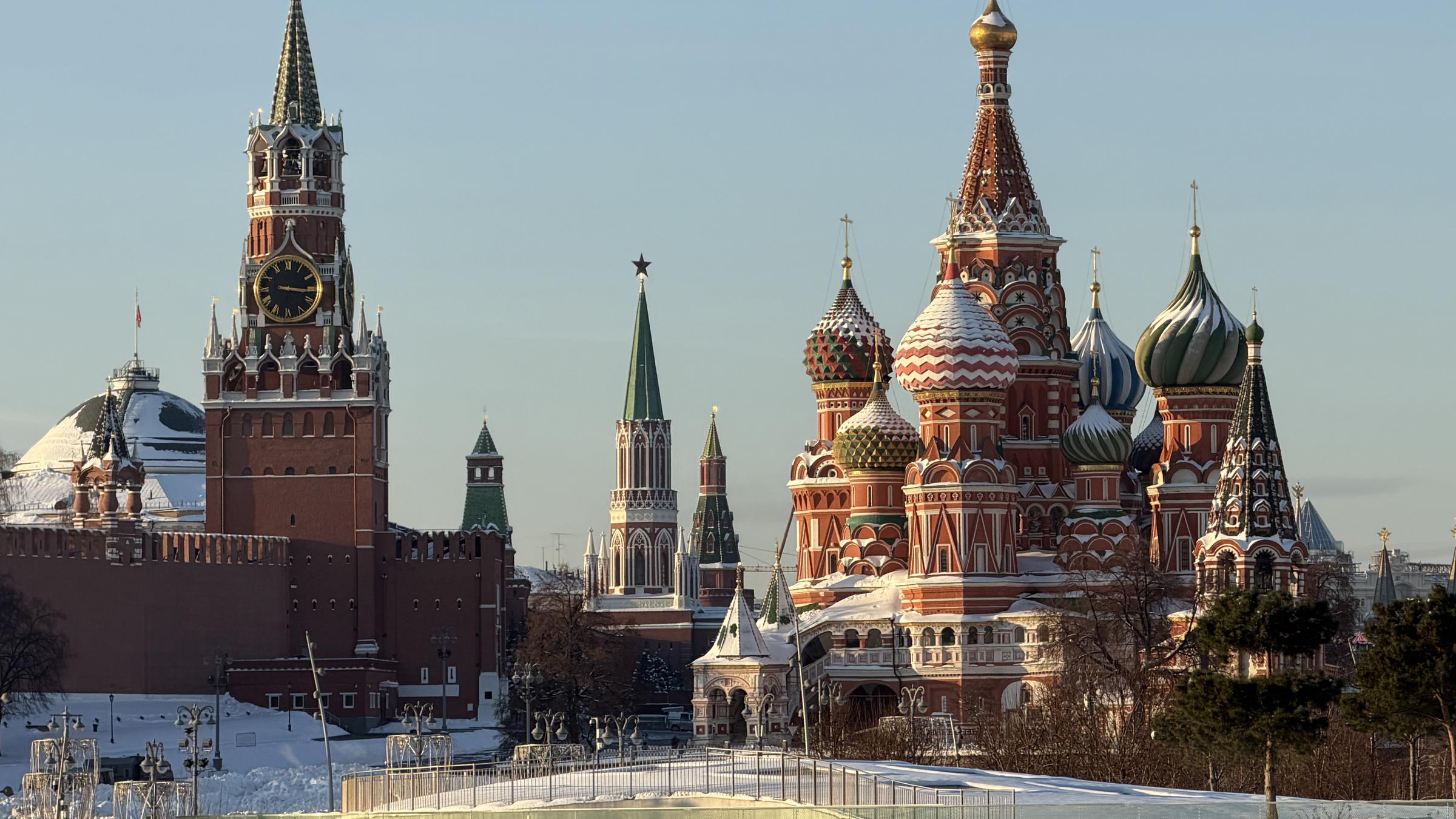 Der Kreml (l) und die Basilius-Kathedrale (r) erstrahlen in der Nachmittagssonne am Roten Platz.