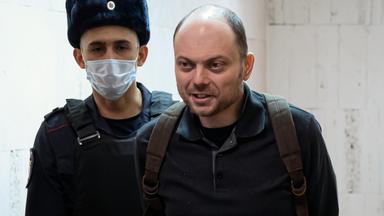 Der russische Oppositionelle Wladimir Kara-Mursa wird zu einer Anhörung vor ein Gericht in Moskau gebracht (Archiv Feb. 2023)