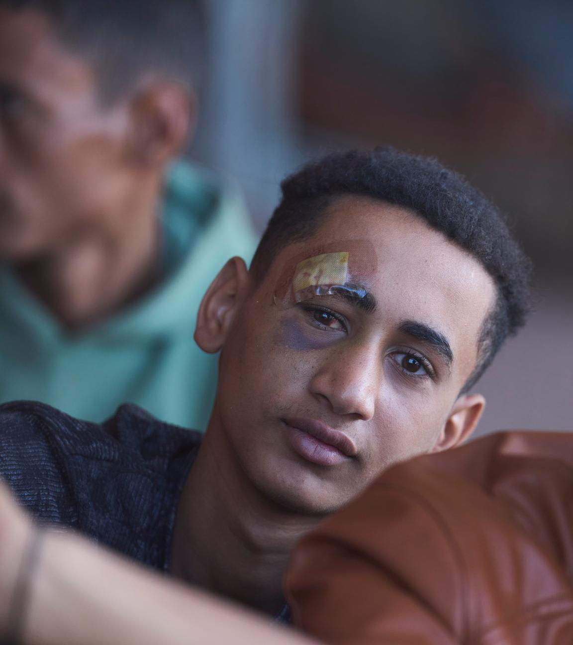Migranten, die südlich von Kreta im Mittelmeer gerettet wurden, warten nach ihrer Ankunft im Hafen von Lavrio, Griechenland, am Donnerstag, 10. Juli 2025, auf ihre Registrierung.