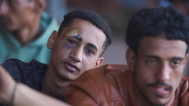 Migranten, die südlich von Kreta im Mittelmeer gerettet wurden, warten nach ihrer Ankunft im Hafen von Lavrio, Griechenland, am Donnerstag, 10. Juli 2025, auf ihre Registrierung.