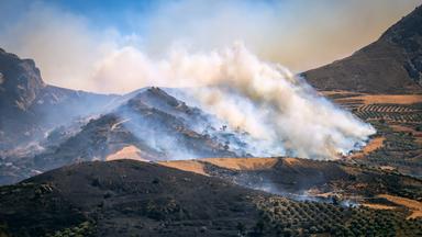 Dieses Foto zeigt einen brennenden Bereich während eines Waldbrandes nahe dem Dorf Asomatos auf der griechischen Insel Kreta am 30. Juli 2026. 