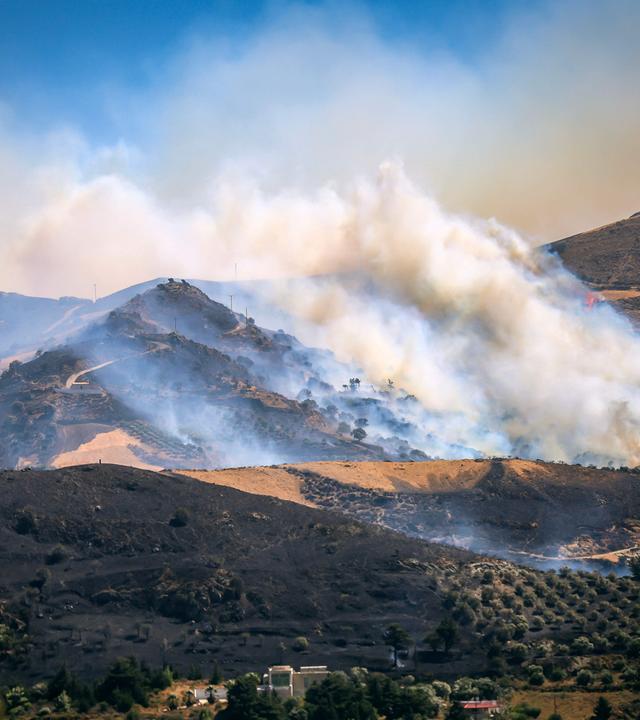 Dieses Foto zeigt einen brennenden Bereich während eines Waldbrandes nahe dem Dorf Asomatos auf der griechischen Insel Kreta am 30. Juli 2026. 