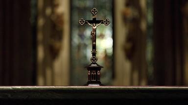 Kreuz auf Altar
