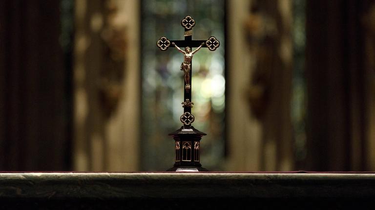 Kreuz auf Altar