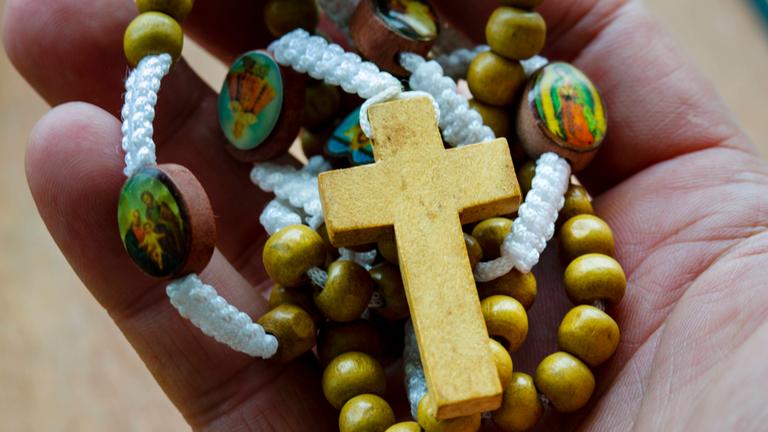 Rosenkranzkreuz und Perlen