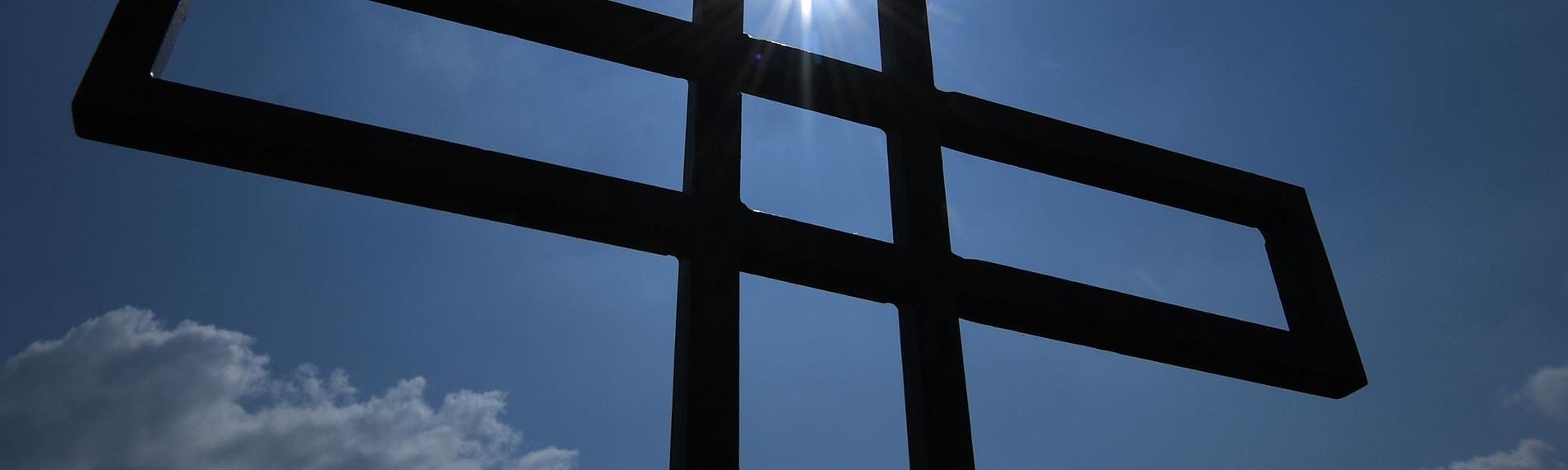 Archiv: Kreuz gegen die Sonne aufgenommen