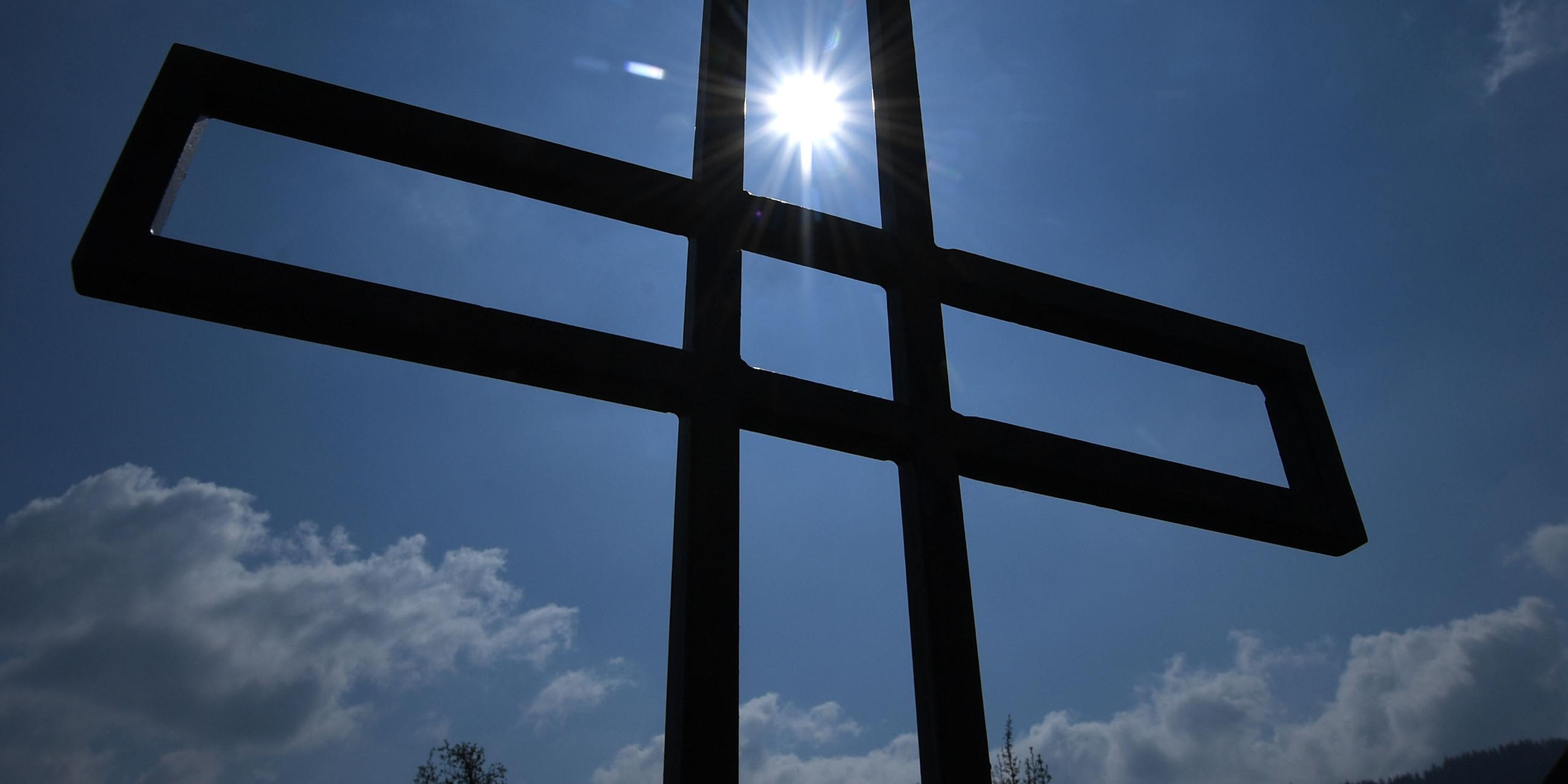 Archiv: Kreuz gegen die Sonne aufgenommen