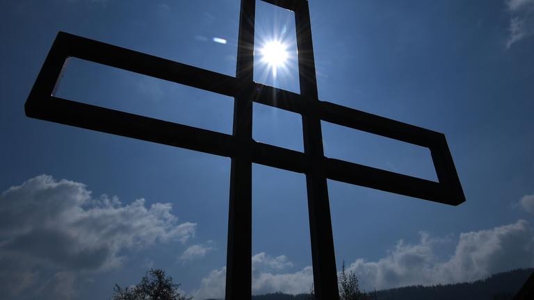 Archiv: Kreuz gegen die Sonne aufgenommen