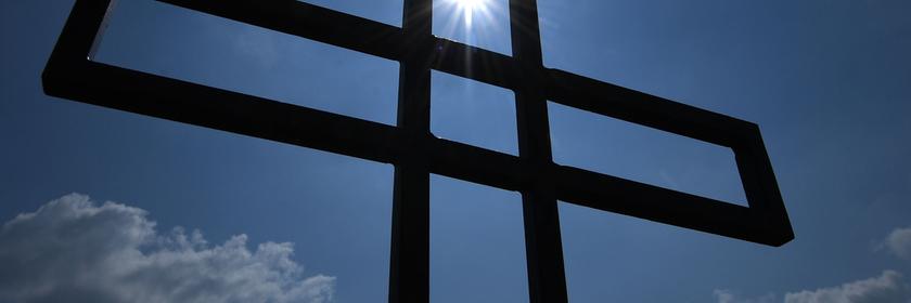 Archiv: Kreuz gegen die Sonne aufgenommen