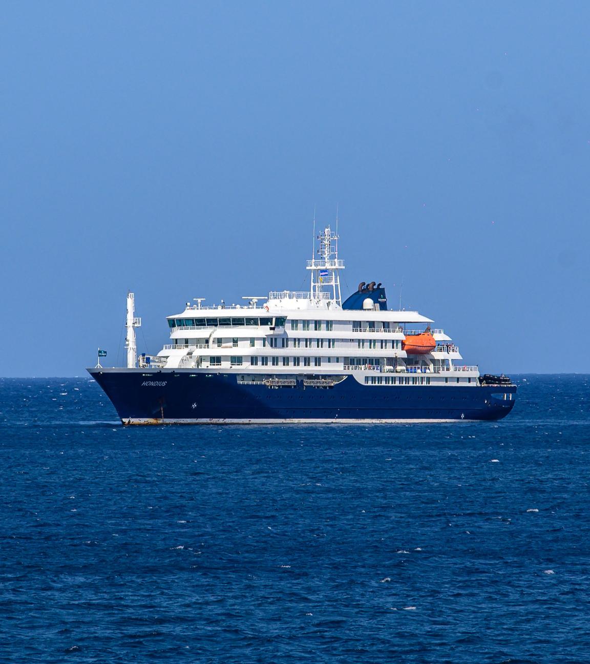 Kreuzfahrtschiff im Meer bei Sonnenschein