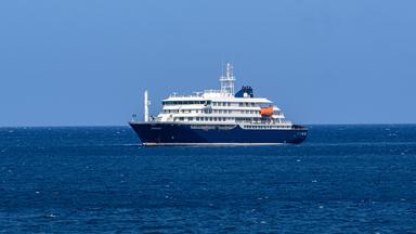 Kreuzfahrtschiff im Meer bei Sonnenschein
