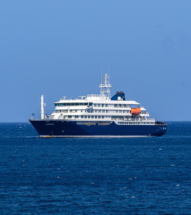 Kreuzfahrtschiff im Meer bei Sonnenschein