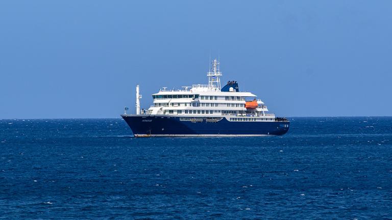 Kreuzfahrtschiff im Meer bei Sonnenschein