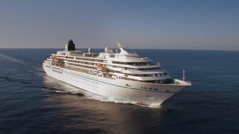 Kreuzfahrtschiff auf dem Meer.