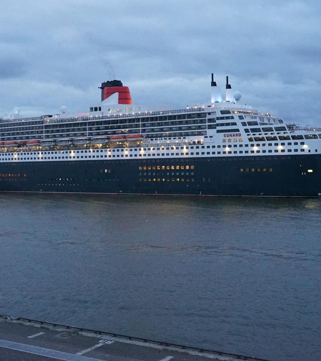 Luxuskreuzfahrtschiff Queen Mary laeuft in den Hamburger Hafen ein