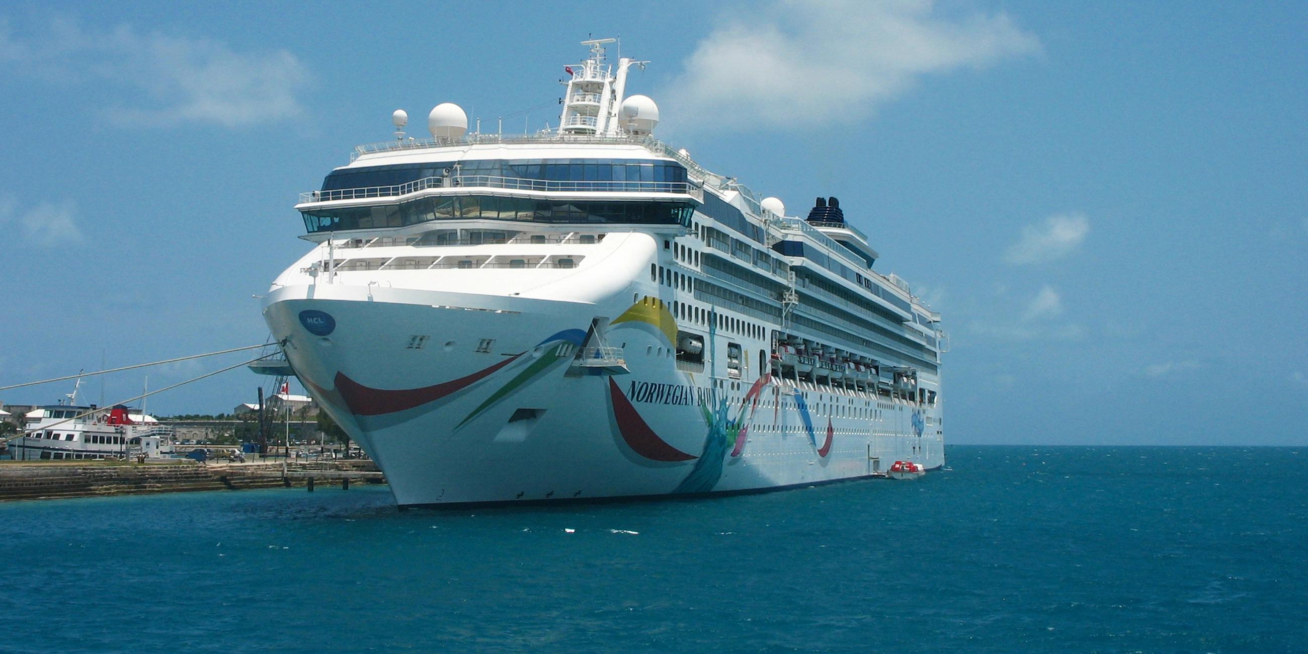 Kreuzfahrtschiff Norwegian Dawn in einem Hafen in der Karibik