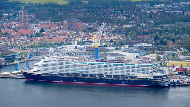 Das Kreuzfahrtschiff Disney Adventure liegt nach dem verlassen der Schiffbauhalle am Ausrüstungskai. 