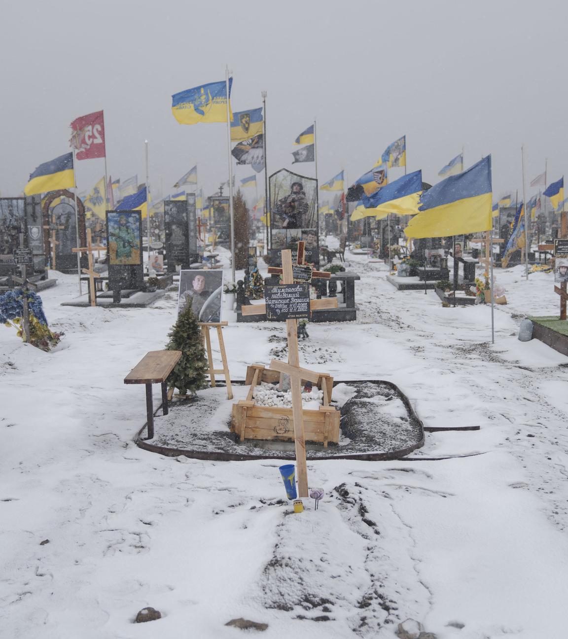 Ein Blick auf einen Militärfriedhof in Dnipro, Ukraine, zum vierten Jahrestag des Russland-Ukraine-Krieges