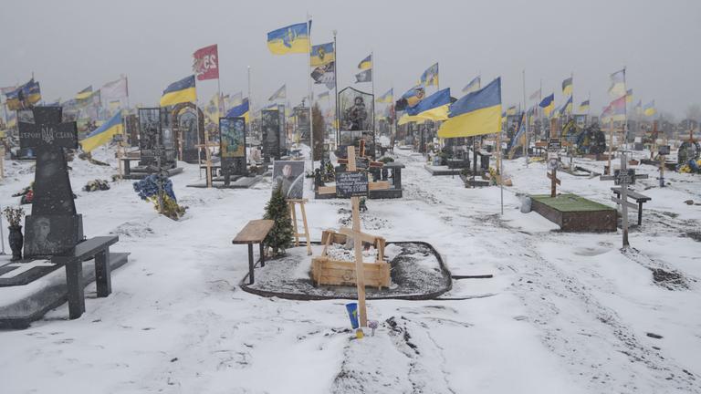 Ein Blick auf einen Militärfriedhof in Dnipro, Ukraine, zum vierten Jahrestag des Russland-Ukraine-Krieges