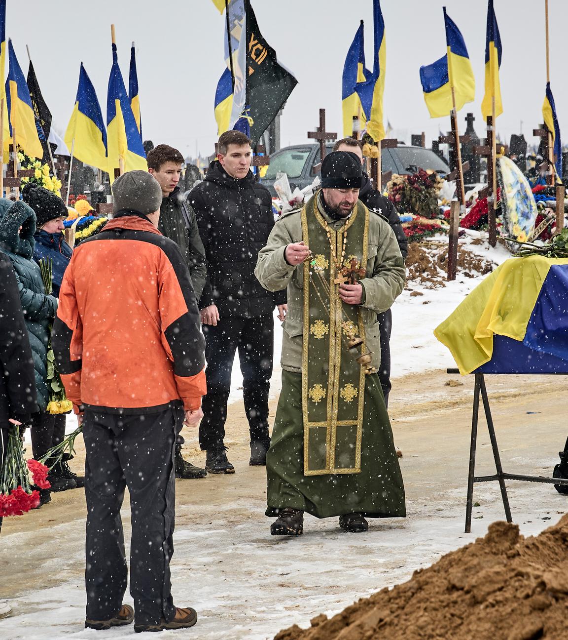 Ein Blick auf einen Militärfriedhof in Dnipro, Ukraine, zum vierten Jahrestag des Russland-Ukraine-Krieges