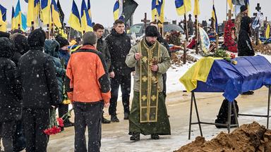 Ein Blick auf einen Militärfriedhof in Dnipro, Ukraine, zum vierten Jahrestag des Russland-Ukraine-Krieges