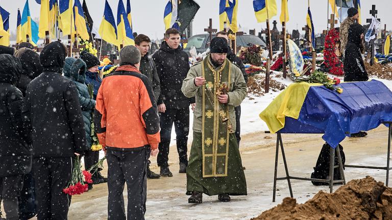 Ein Blick auf einen Militärfriedhof in Dnipro, Ukraine, zum vierten Jahrestag des Russland-Ukraine-Krieges
