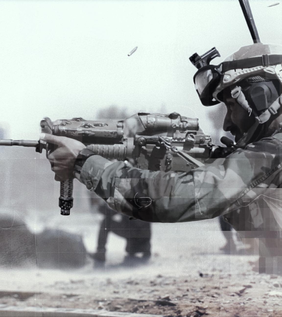 Collage: Nato-Soldat mit Waffe beschießt Gebäude der Taliban