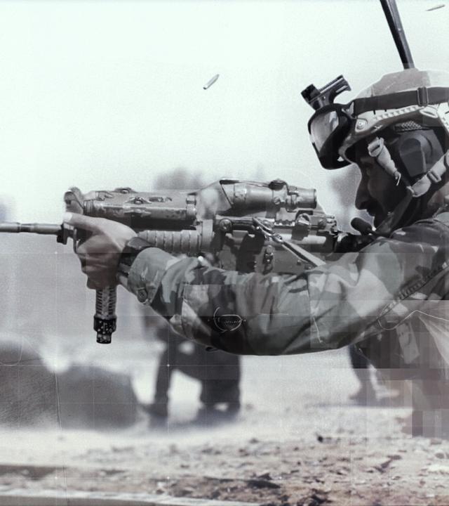 Collage: Nato-Soldat mit Waffe beschießt Gebäude der Taliban